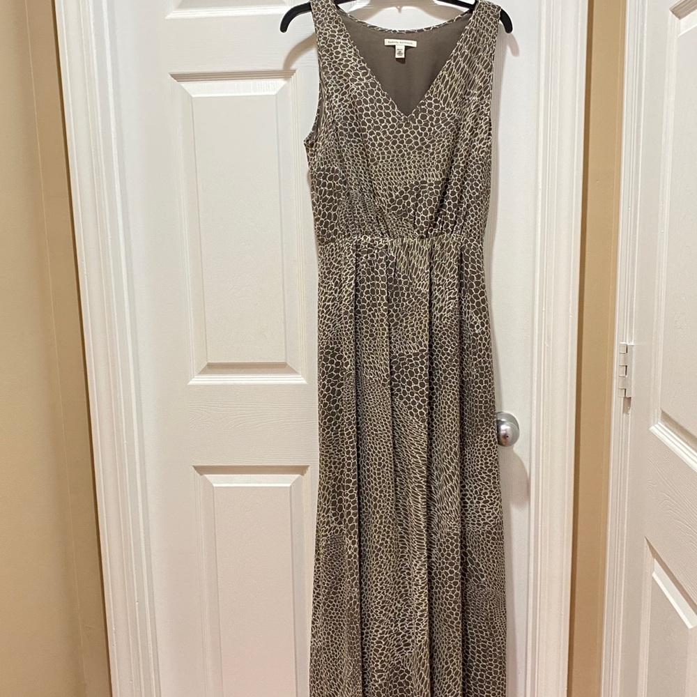 Banana Republic V-neck printed maxi dress.